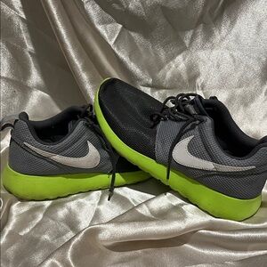Nike Men's Black and Neon Green Sneakers